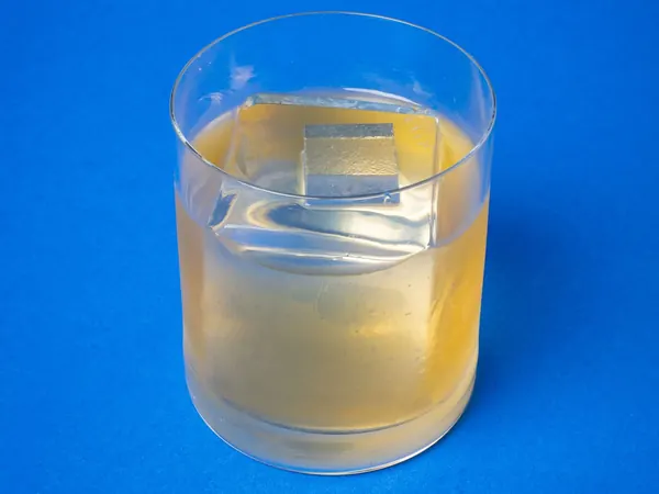 Asashoryu Shissô Sake no copo baixo, com cubo de gelo