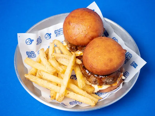 Dois hambagu no pão de sonho frito, com batata frita