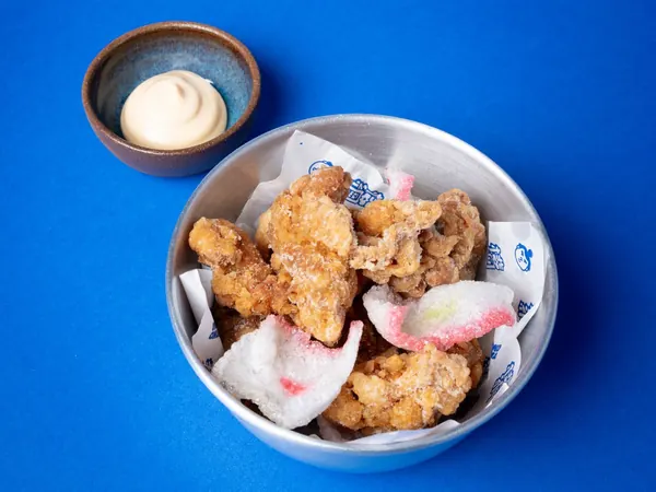 Karaage numa tigela de inox, com maionese ao lado